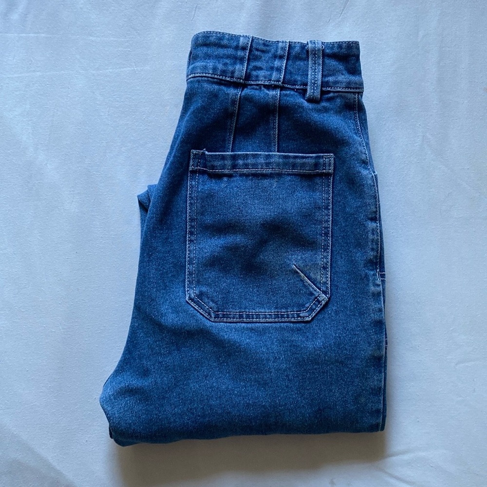 Medium wash high waisted blue jeans with decorative seam / pintuck detail. M/8